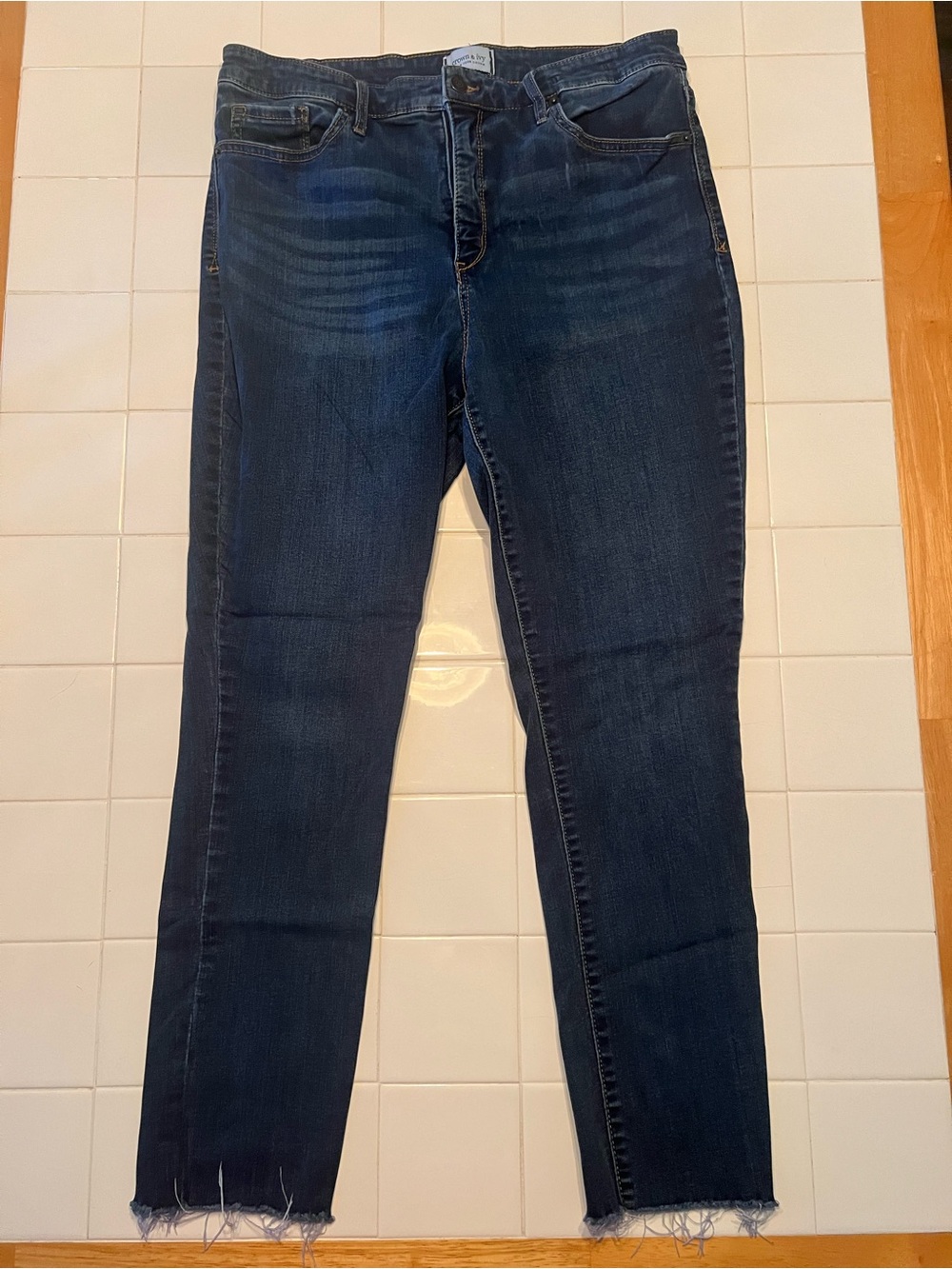 crown & ivy dark blue High-Rise Skinny Crop Jeans with Frayed Hem size 16R